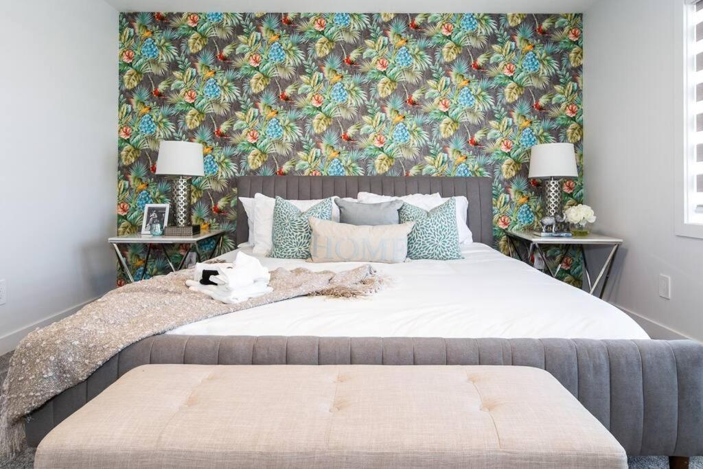 *new*chic Modern Home*king Bed*foosball*sleeps 8! Holiday home
