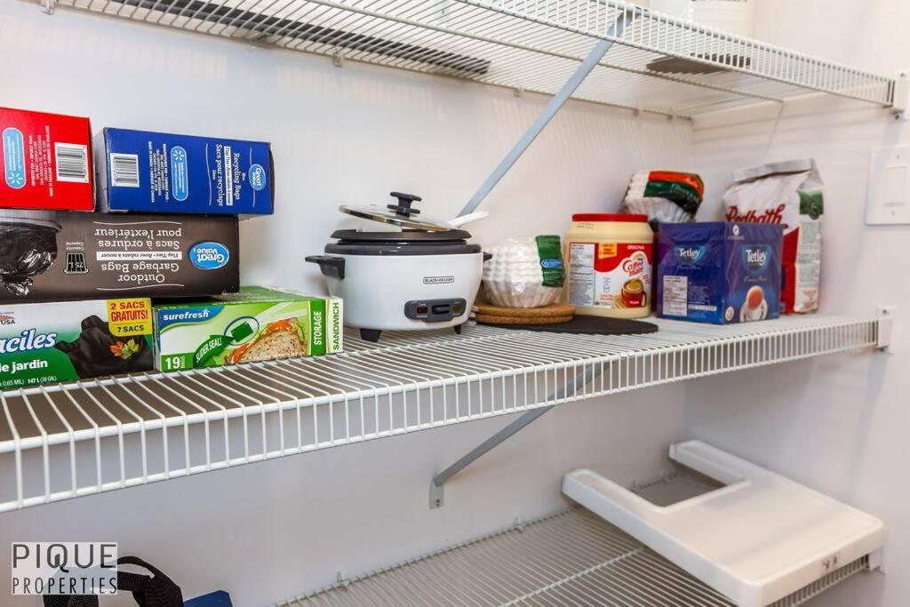 *new*chic Modern Home*king Bed*foosball*sleeps 8! Holiday home Edmonton