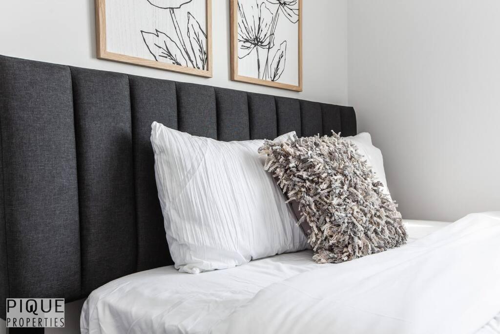 Holiday home *new*chic Modern Home*king Bed*foosball*sleeps 8! *
