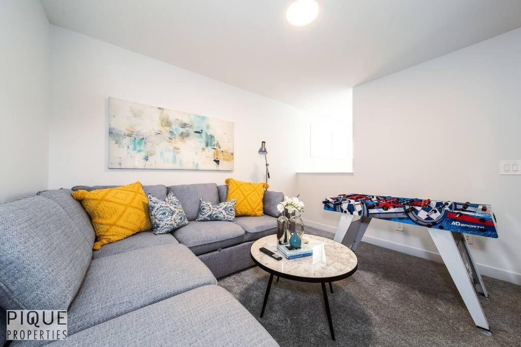 *new*chic Modern Home*king Bed*foosball*sleeps 8! Edmonton