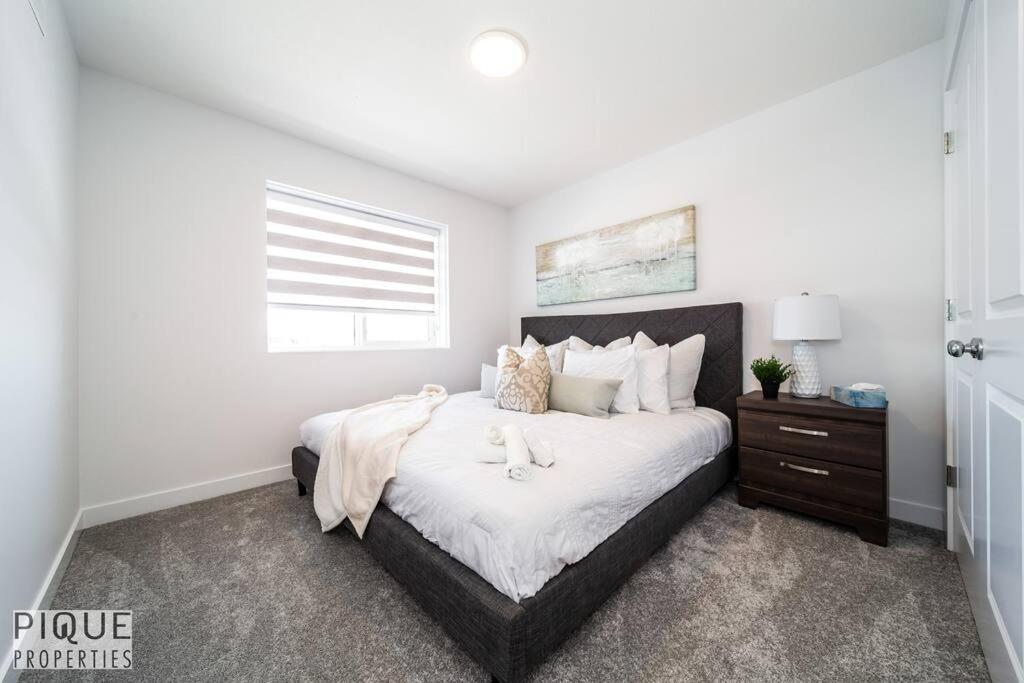 Holiday home *new*chic Modern Home*king Bed*foosball*sleeps 8!