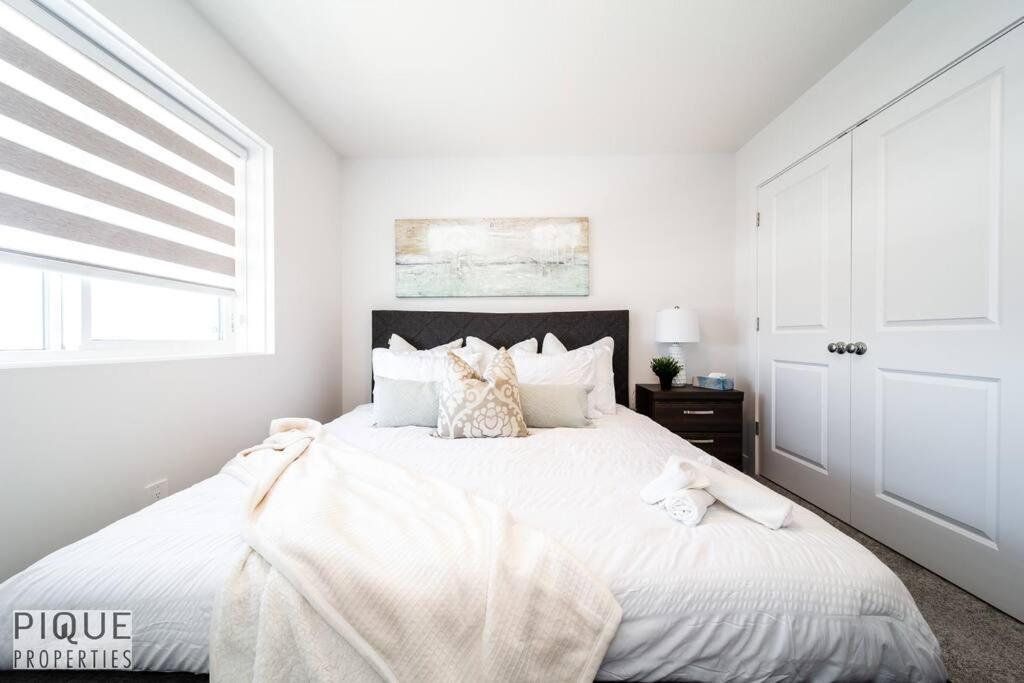 Holiday home *new*chic Modern Home*king Bed*foosball*sleeps 8! *