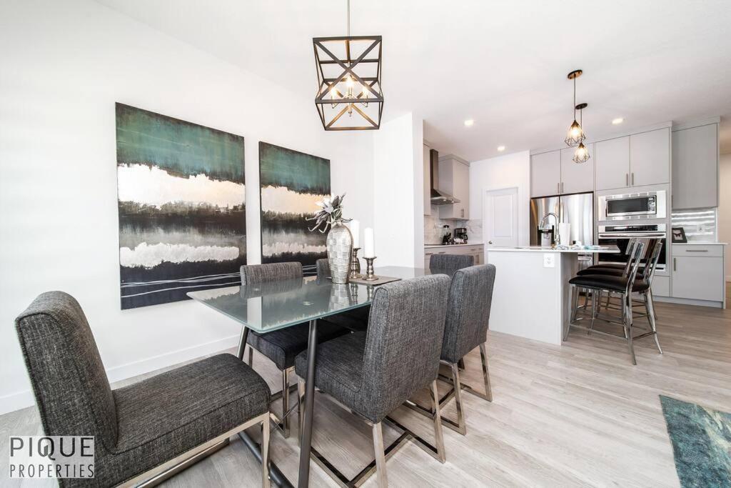*new*chic Modern Home*king Bed*foosball*sleeps 8! * Edmonton