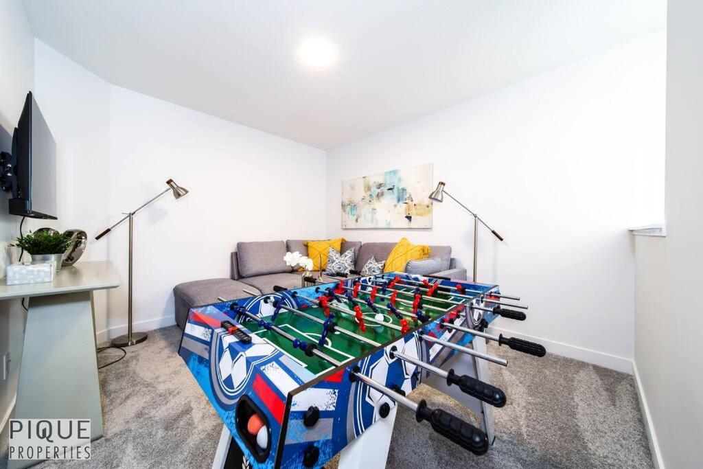 Holiday home *new*chic Modern Home*king Bed*foosball*sleeps 8! *