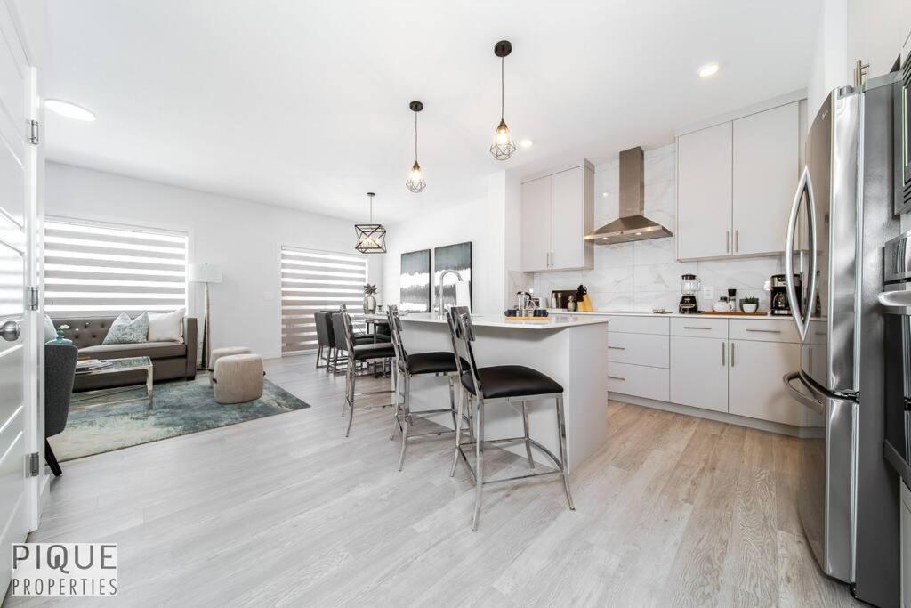 Holiday home *new*chic Modern Home*king Bed*foosball*sleeps 8! Edmonton