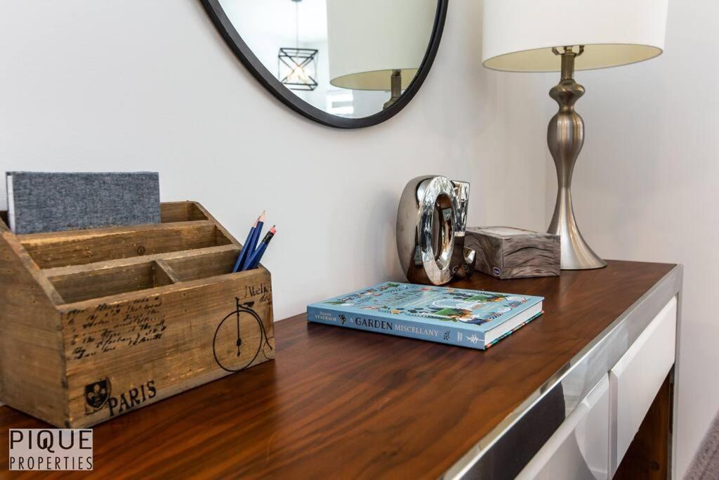 *new*chic Modern Home*king Bed*foosball*sleeps 8! Holiday home Edmonton