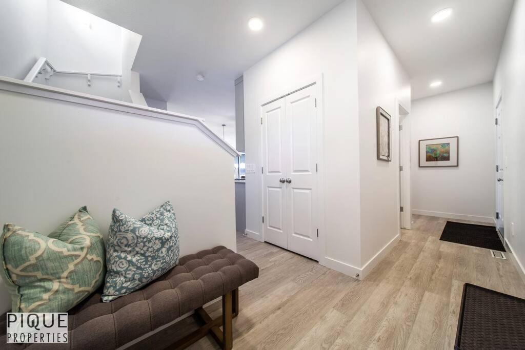 Holiday home *new*chic Modern Home*king Bed*foosball*sleeps 8! Edmonton