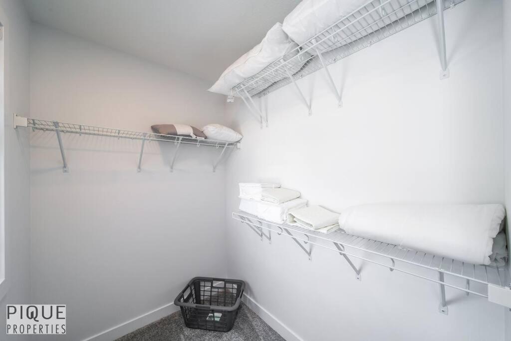 *new*chic Modern Home*king Bed*foosball*sleeps 8! Holiday home