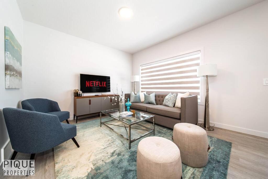Holiday home *new*chic Modern Home*king Bed*foosball*sleeps 8! *